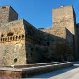 Il castello si presenta nella sua forma trapezoidale, le tre torri e l�affaccio settentrionale verso il mare, che lo lambiva fino al secolo scorso